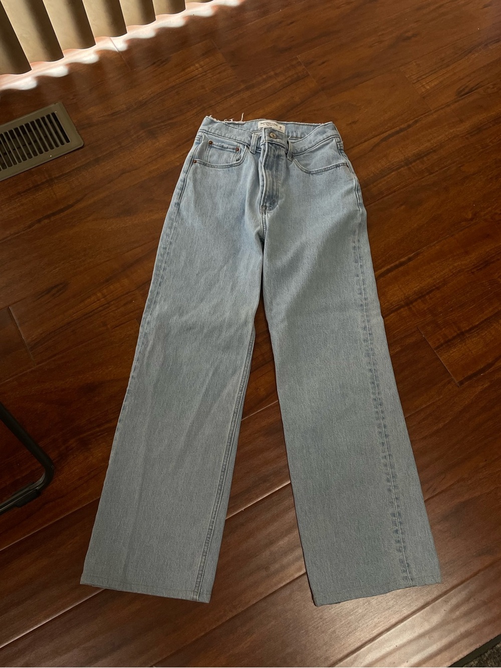 ABERCROMBIE RELAXED JEAN - Women's Light Blue Jeans